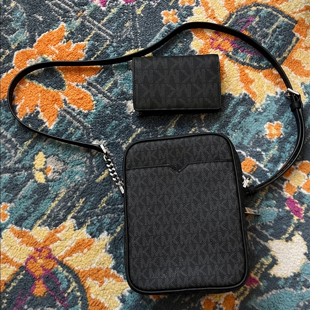 Michael Kors signature chain crossbody bag with wallet. Like new. - Picture 3 of 12